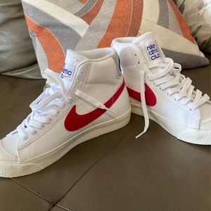 Nike Blazer Mid 77 Vintage with Red Nike check Mark. US size 5. Never worn.